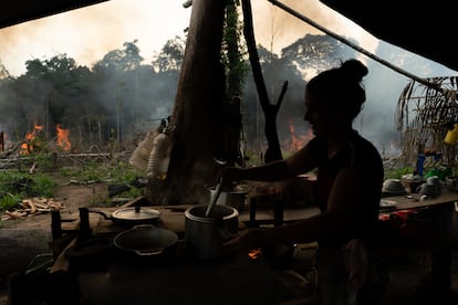 "Laura" es una joven campesina que vive en la amazonía colombiana, ella cocina mientras su esposo quema el bosque alrededor de la casa improvisada para empezar a hacer su finca.