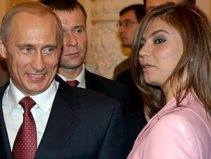 Vladímir Putin y Alina Kabaeva, en 2004 en Moscú.