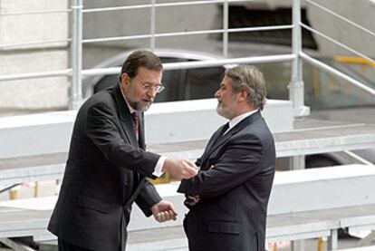 El secretario general del PP, Mariano Rajoy, con Jaime Mayor Oreja, en el Congreso.