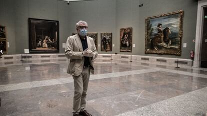 Miguel Falomir, director del Museo del Prado, en la sala de 'Las meninas', que se ha enriquecido con 'Las hilanderas', 'Los borrachos' y cinco bufones velazqueños dispuestos a la manera de un retablo.