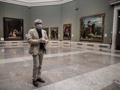 Miguel Falomir, director del Museo del Prado, en la sala de 'Las meninas', que se ha enriquecido con 'Las hilanderas', 'Los borrachos' y cinco bufones velazqueños dispuestos a la manera de un retablo.