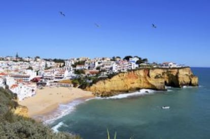 Las casas llegan hasta la arena en la playa de Carvoeiro.