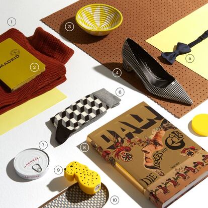 <b><p>Surrealismo en casa</b></p>1. Jersey de cuello cisne de H&M (29,99 euros). 2. Guía de Madrid de Louis Vuitton (30 euros). 3. Cesta de mimbre amarilla y blanca de Indietro (35 euros). 4. Zapatos de tacón medio con estampado de Bershka (25,99 euros). 5. Pajarita azul marino de Cortefiel (29,99 euros). 6. Calcetines de Happy Socks (9 euros). 7. Lata de conservas de berberechos de La Riviere (33 euros). 8. Libro Dalí: Las cenas de Gala (50 euros). 9. Batería portátil para smartphone con forma de leopardo de Hema (12,50 euros). 10. Bandeja de porcelana con estampado geométrico de Zara Home (9,99 euros).