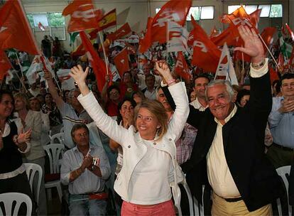 Ángeles Muñoz y Javier Arenas, ayer, en el mitin de cierre de campaña en Marbella.