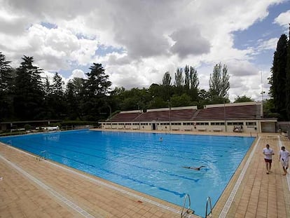 La piscina principal de la Casa de Campo, prácticamente vacía por el mal tiempo antes de la crisis del coronavirus.