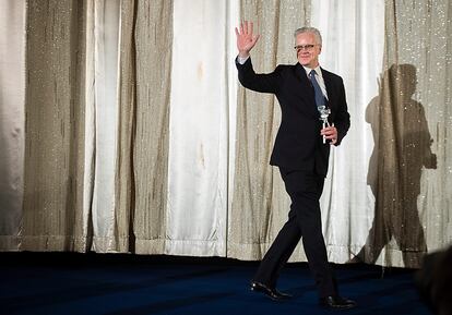 El actor estadounidense, Tim Robbins, recoge su premio homenaje a toda una carrera, el 13 de febrero de 2016.