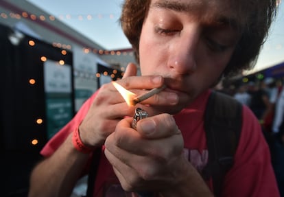 Un joven enciende un porro en una competición de cannabis en Portland, Oregón.