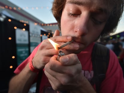 Un joven enciende un porro en una competición de cannabis en Portland, Oregón.