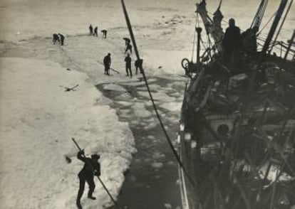 Los tripulantes del 'Endevour' tratan de sacar el barco del hielo, el 14 y 15 de febrero de 195.