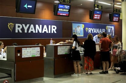 Mostradores de facturación de Ryanair durante el primer día de huegla en el aeropuerto de El Prat en Barcelona.