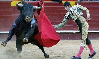 Jiménez Fortes, en un muletazo al tercer toro de la tarde.