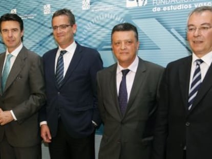 Desde la izquierda, el director de la Fundación Popular, Carlos Olazábal; San Pedro, el ministro Soria, Basagoiti, Titos y el presidente del PP vizcaíno, Antón Damborenea, posan antes del inicio de la jornada.