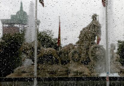 Plaza de Cibeles de Madrid, bajo la lluvia.