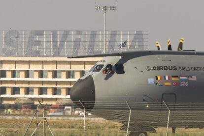 El mayor avión de transporte militar de hélice, el A400 Airbus, en el aeropuerto de Sevilla, tras realizar su primer vuelo de pruebas.