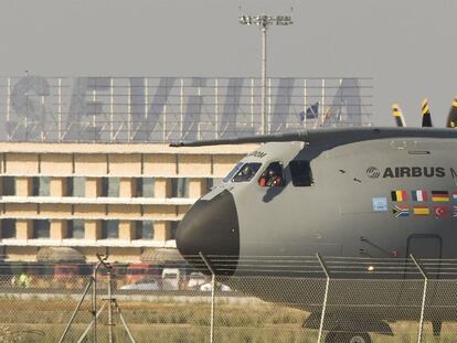 El mayor avión de transporte militar de hélice, el A400 Airbus, en el aeropuerto de Sevilla, tras realizar su primer vuelo de pruebas.