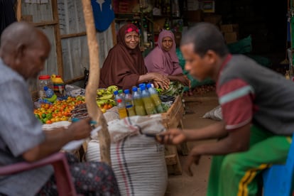 Dos mujeres sentadas junto a su puesto en un mercado de Dollow, Somalia, en septiembre de este año.