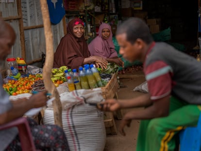 Dos mujeres sentadas junto a su puesto en un mercado de Dollow, Somalia, en septiembre de este año.