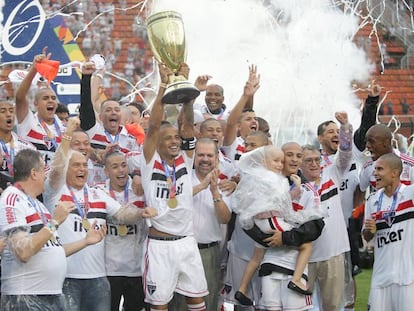 O capitão Diego levanta a taça de campeão da Copa São Paulo.