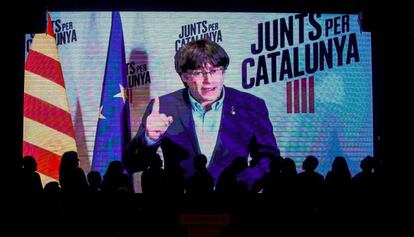 El expresidente de la Generalitat, Carles Puigdemont, interviene por videoconferencia en un acto electoral.