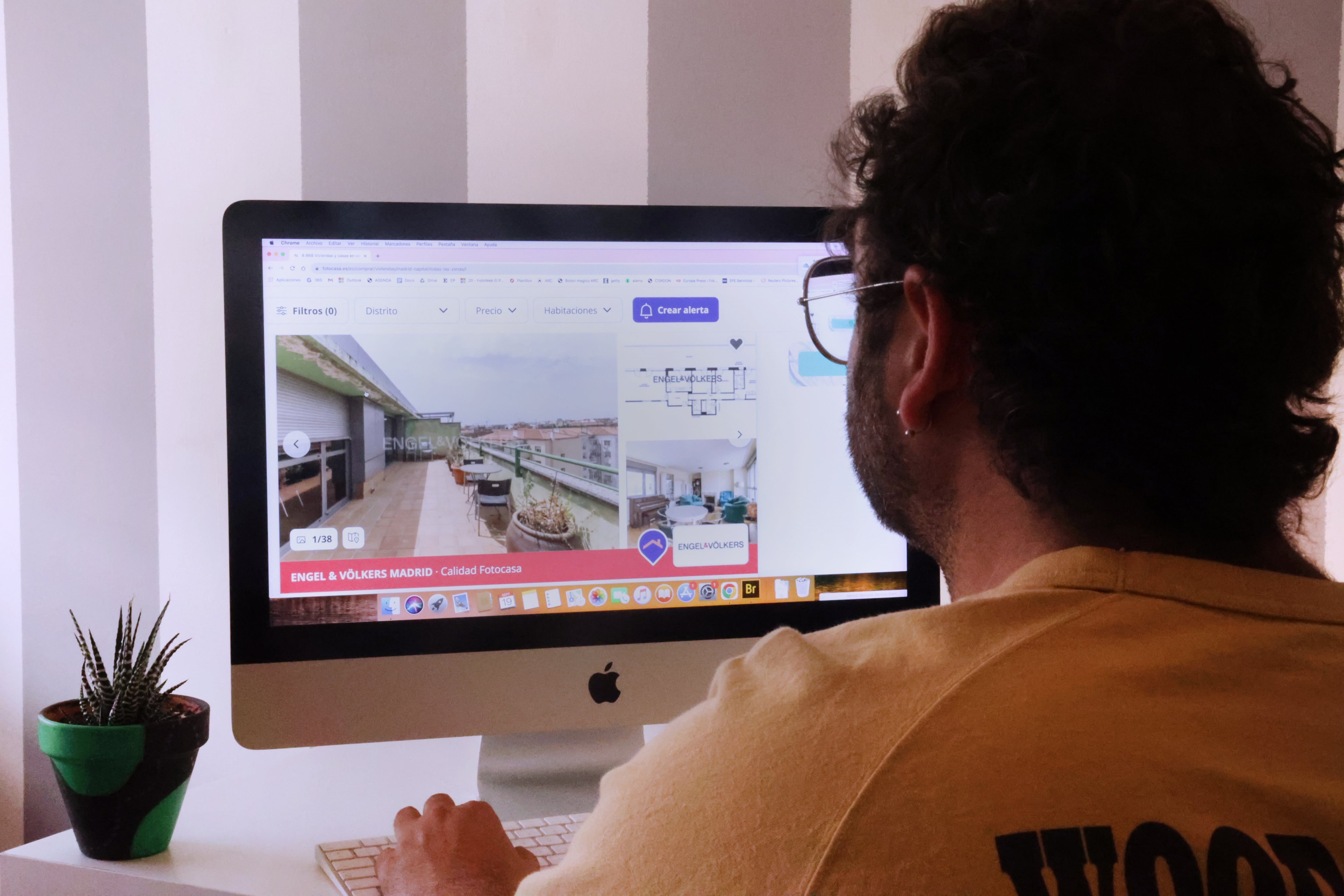 Un hombre busca piso en el portal inmobiliario Fotocasa.
