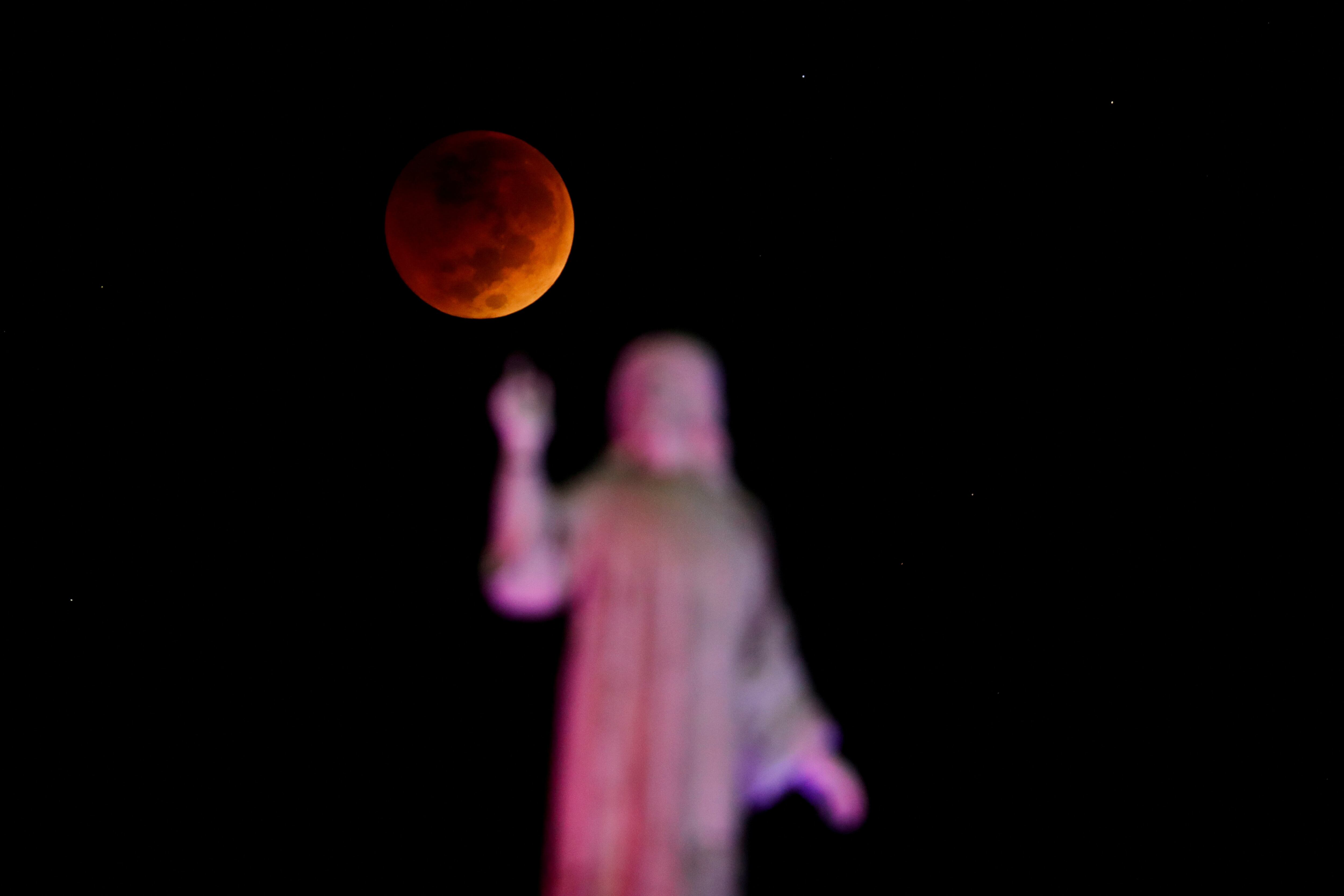 Fenómenos astronómicos 2025: un eclipse lunar, las mejores lluvias de estrellas y la Luna más grande del año