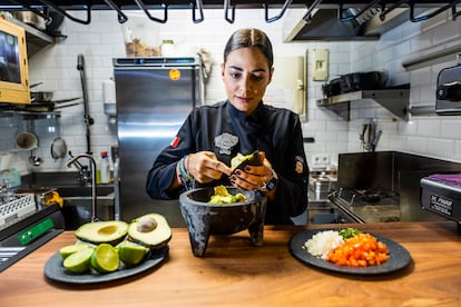 Verónica Tego, propietaria de La Turulita, prepara un guacamole en el Mercado de Ibiza, en Madrid.