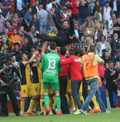 Simeone é levantado por seus jogadores.