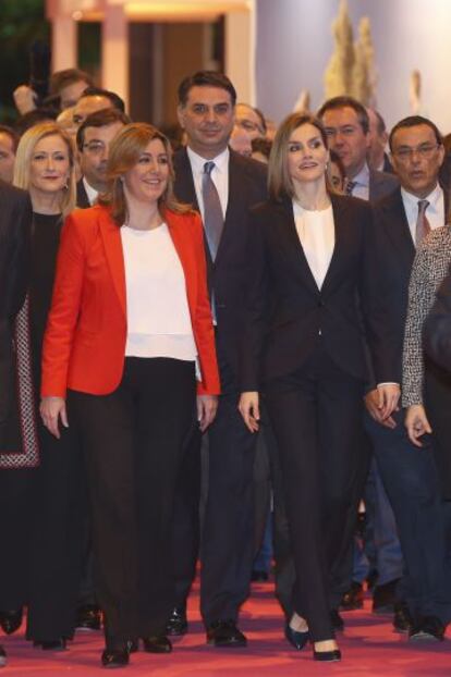 La presidenta de Andalucía, Susana Díaz, y la Reina Letizia, en Fitur.