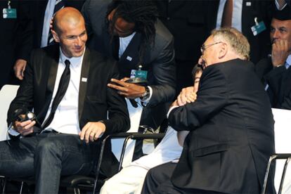 Zinedine Zidane y Christian Karembeu bromean durante el acto con el presidente de la Federación Francfesa de Fútbol, Jean- Pierre Escalette.