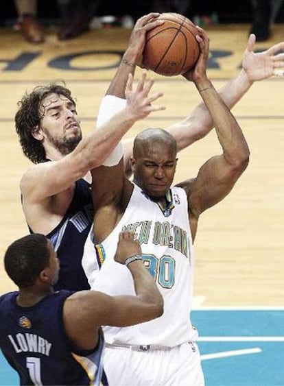 Gasol y Lowry frente a David West