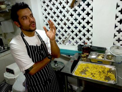 El chef Alejandro Ramírez es uno de los cocineros que están en conversaciones con los agricultores para comprar directamente sus productos, sin intermediarios.
