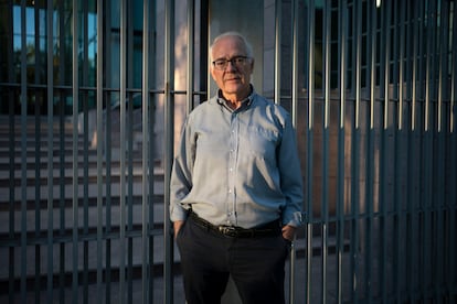 Agustín Moreno posa frente a la Asamblea de Madrid.