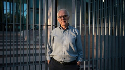 Agustín Moreno posa frente a la Asamblea de Madrid.