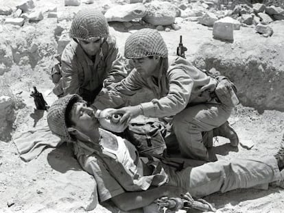 Soldados israel&iacute;es dan de beber a un compa&ntilde;ero en la Guerra de los Seis D&iacute;as, en 1967.
