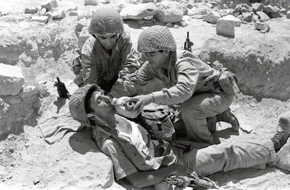 Soldados israelíes dan de beber a un compañero en la Guerra de los Seis Días, en 1967.