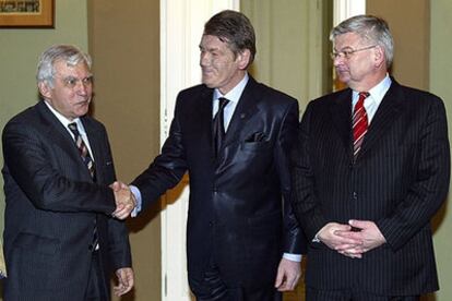 Yúshenko, con los ministros de Exteriores polaco, Adam Daniel Rotfeld (izquierda), y alemán, Joschka Fischer, ayer.