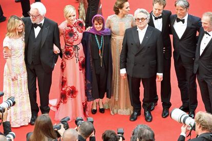 El director George Miller y presidente del jurado del 69 Festival de cine de Cannes junto a Kirsten Dunst, Laszlo Nemes, Vanessa Paradis, Arnaud Desplechin, Donald Sutherland, Mads Mikkelsen, Valeria Golino y Katayoon Shahabi posan en la alfombra roja.