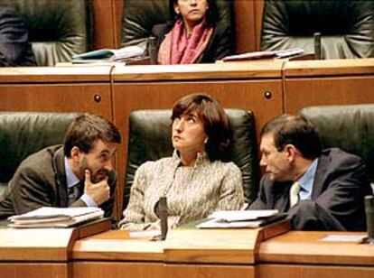 El portavoz del Gobierno, Josu Jon Imaz (izquierda), Zenarruzabeitia e Ibarretxe, en el pleno de antes de ayer.