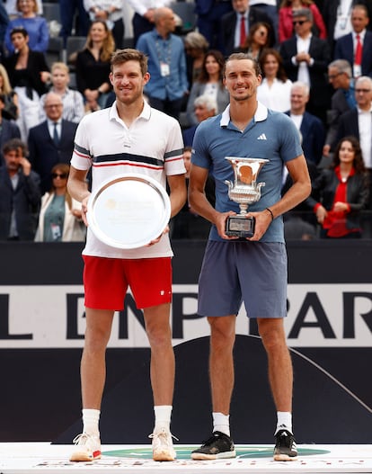 Jarry y Zverev posan con sus respectivos trofeos.