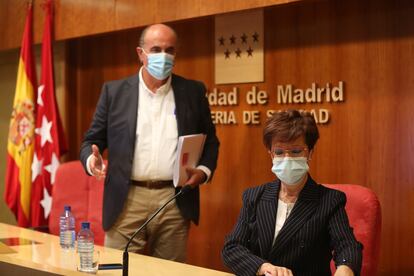 El viceconsejero de Salud Pública, Antonio Zapatero, y la directora general de Salud Pública, Elena Andradas, en la rueda de prensa de este viernes.