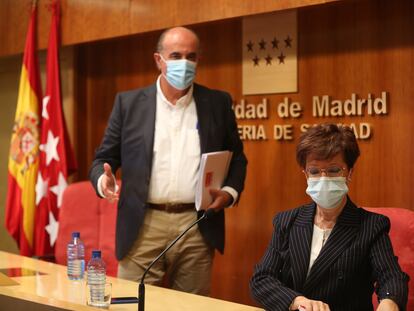 El viceconsejero de Salud Pública, Antonio Zapatero, y la directora general de Salud Pública, Elena Andradas, en la rueda de prensa de este viernes.