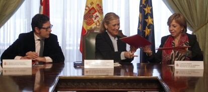 El subdelegado Manuel Quintanar, Cifuentes y Ferrer, en la firma del convenio.