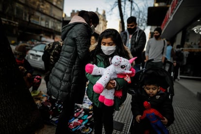 Una familia de Buenos Aires se protege con mascarillas.