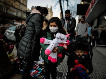 Una familia de Buenos Aires se protege con mascarillas.