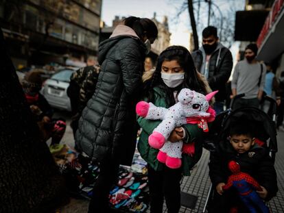 Uma família de Buenos Aires se protege com máscaras