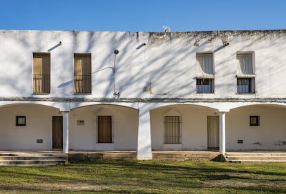 Plaza porticada de Entrerríos, en Badajoz, diseñada por Alejandro de la Sota, una de las grandes figuras de la arquitectura española del siglo XX.