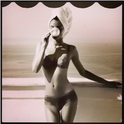 @mirandakerr: 'Anyone for a tea?' (¿Alguien quiere un té?).