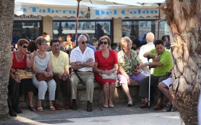 Un grupo de jubilados de vacaciones en Benidorm.