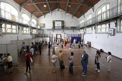 Ambiente electoral en un centro de votaciones en Lisboa, este domingo.