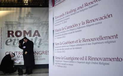Participantes del congreso sobre las víctimas de abusos llegan a la Pontificia Universidad Gregoriana.